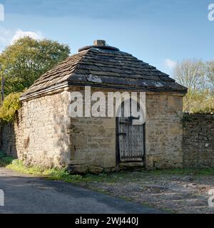 Le chiuse del villaggio. Mells, Somerset, costruita nel 1728, nota come "Blind House", una cella singola con una porta di sicurezza interna aggiuntiva. Foto Stock