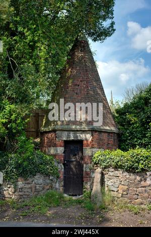 Le chiuse del villaggio. Ticknall, Derbyshire, costruito nel 1809, fu in uso fino al 1850 e fu utilizzato dalla Home Guard durante la seconda guerra mondiale per immagazzinare armi. Foto Stock