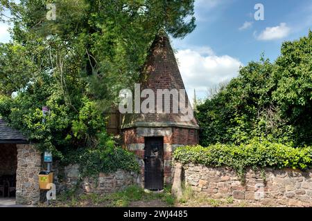 Le chiuse del villaggio. Ticknall, Derbyshire, costruito nel 1809, fu in uso fino al 1850 e fu utilizzato dalla Home Guard durante la seconda guerra mondiale per immagazzinare armi. Foto Stock