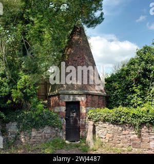 Le chiuse del villaggio. Ticknall, Derbyshire, costruito nel 1809, fu in uso fino al 1850 e fu utilizzato dalla Home Guard durante la seconda guerra mondiale per immagazzinare armi. Foto Stock