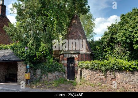 Le chiuse del villaggio. Ticknall, Derbyshire, costruito nel 1809, fu in uso fino al 1850 e fu utilizzato dalla Home Guard durante la seconda guerra mondiale per immagazzinare armi. Foto Stock