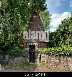 Le chiuse del villaggio. Ticknall, Derbyshire, costruito nel 1809, fu in uso fino al 1850 e fu utilizzato dalla Home Guard durante la seconda guerra mondiale per immagazzinare armi. Foto Stock