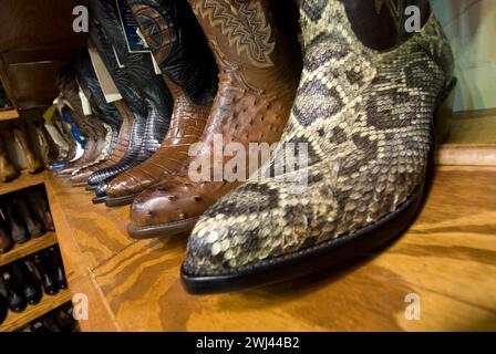 Stivali western o da cowboy esposti nel negozio di abbigliamento di Dallas, Texas Foto Stock