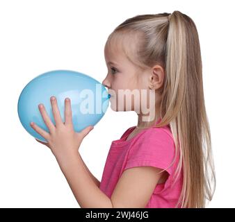 Bambina carina che gonfia il palloncino azzurro su sfondo bianco Foto Stock