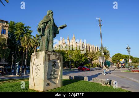 Monumento a Ramon Llull con la cattedrale sullo sfondo Foto Stock