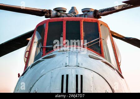 Cabina di pilotaggio di un vecchio elicottero d'epoca con lame Foto Stock