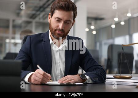 Ritratto di un avvocato di successo a tavola in ufficio Foto Stock