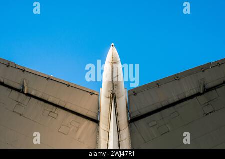 Frammento di ali di aeroplani su uno sfondo di cielo blu Foto Stock