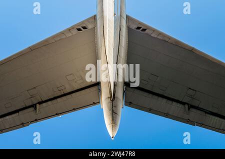 Frammento di ali di aeroplani su uno sfondo di cielo blu Foto Stock