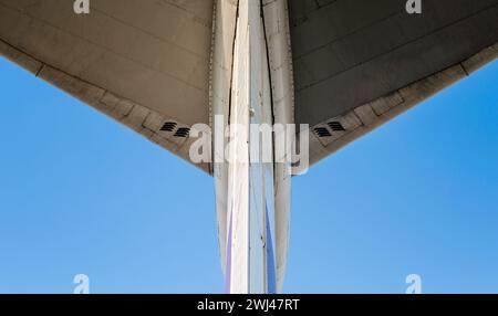 Frammento di ali di aeroplani su uno sfondo di cielo blu Foto Stock