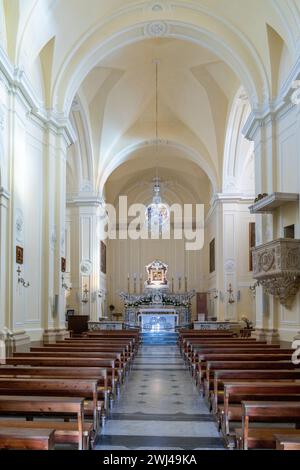 Vista interna della navata centrale e dell'altare della Chiesa del Cristo Re di Santa Maria di Leuca Foto Stock