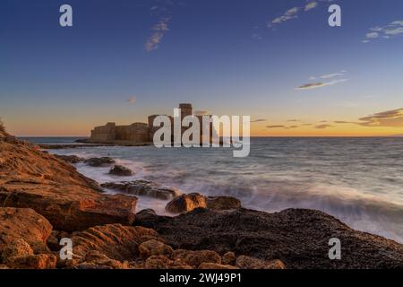Vista della fortezza le Castella a Isola di Capo Rizzuto al tramonto Foto Stock