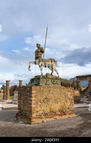 Vista verticale della statua del Centauro nel foro dell'antica città di Pompei Foto Stock