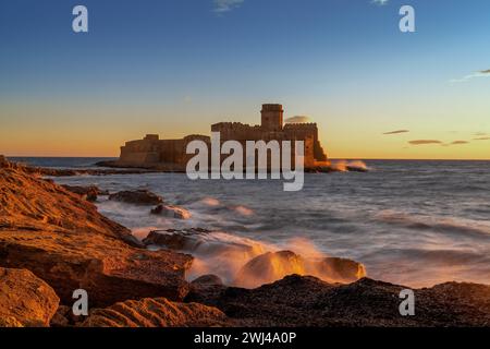 Vista della fortezza le Castella a Isola di Capo Rizzuto al tramonto Foto Stock