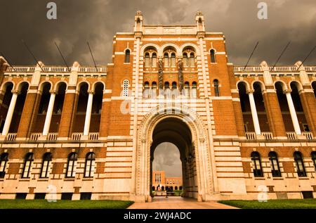 La Rice University ha iniziato il 1912 - Lovett Hall con Fondren Library in background - Houston, Texas Foto Stock