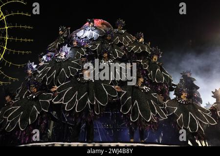 Membri della Scuola Gaviões da Fiel Samba durante la parata di Carnevale presso l'Anhembi Sambadrome, regione settentrionale di São Paolo, il 10 febbraio 2024. Crediti: Brasile Photo Press/Alamy Live News Foto Stock