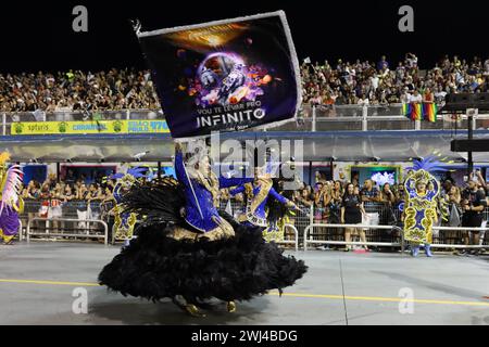 Membri della Scuola Gaviões da Fiel Samba durante la parata di Carnevale presso l'Anhembi Sambadrome, regione settentrionale di São Paolo, il 10 febbraio 2024. Crediti: Brasile Photo Press/Alamy Live News Foto Stock