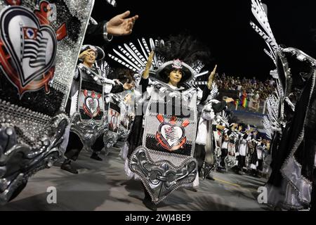 Membri della Scuola Gaviões da Fiel Samba durante la parata di Carnevale presso l'Anhembi Sambadrome, regione settentrionale di São Paolo, il 10 febbraio 2024. Crediti: Brasile Photo Press/Alamy Live News Foto Stock