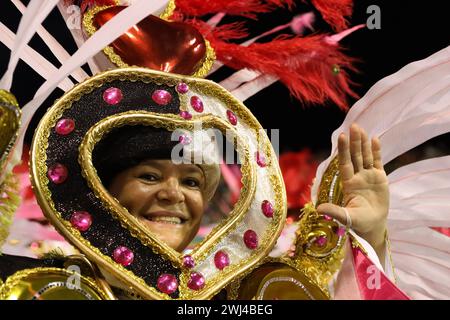 Membri della Scuola Gaviões da Fiel Samba durante la parata di Carnevale presso l'Anhembi Sambadrome, regione settentrionale di São Paolo, il 10 febbraio 2024. Crediti: Brasile Photo Press/Alamy Live News Foto Stock