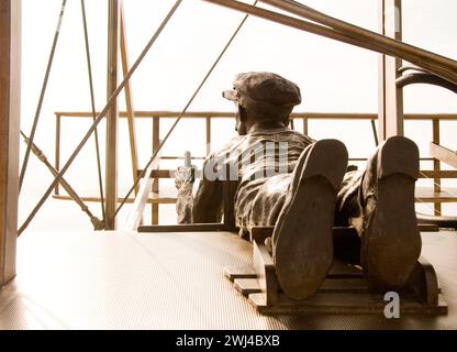 Orville Wright vola con il Wright Brother's Flyer che volò per 12 secondi nel 17 dicembre 1903 per il primo volo a propulsione controllata al mondo Foto Stock