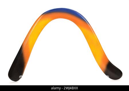 Boomerang in legno dipinto di nero, arancione, giallo e blu isolato su sfondo bianco Foto Stock