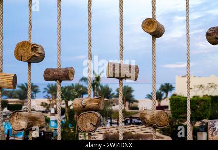 Piccoli tronchi di legno su uno sfondo di cielo blu e palme verdi in Egitto Foto Stock