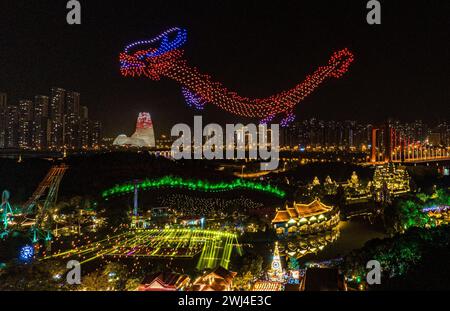 NANNING, CINA - 12 FEBBRAIO 2024 - Un super drago creato da 2.000 droni si vede nel cielo notturno di Nanning, provincia del Guangxi, Cina, Febr Foto Stock