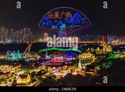 NANNING, CINA - 12 FEBBRAIO 2024 - foto scattata il 12 febbraio 2024 mostra lo spettacolare motivo Guangxi creato da 2.000 droni nel cielo notturno i. Foto Stock