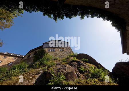 Ammira il castello in cima alla collina, il castello di Waldeck, Waldeck, il parco naturale di Kellerwald-Edersee, Germania Foto Stock