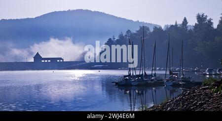 Edertalsperre con diga e barche da diporto sull'Edersee la mattina presto, Assia, Germania Foto Stock