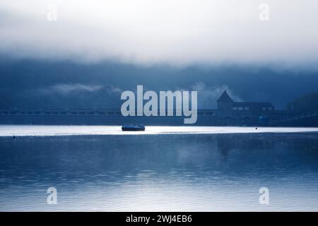 Edertalsperre con il muro della diga al mattino presto, distretto di Waldeck-Frankenberg, Germania, Europa Foto Stock