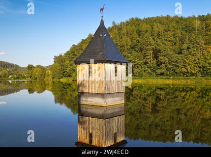 Chiesa nel lago, torre della chiesa guglia nel serbatoio, Nieder-Werbe, Edersee, Assia, Germania Foto Stock