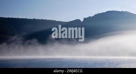 Edertalsperre con ciuffi di nebbia sull'Edersee la mattina presto, Edertal, Assia, Germania, Europa Foto Stock