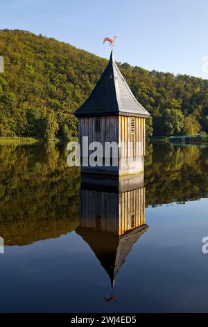 Chiesa nel lago, torre della chiesa guglia nel serbatoio, Nieder-Werbe, Edersee, Assia, Germania Foto Stock