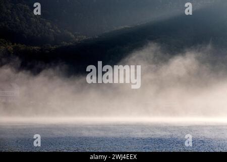 Edertalsperre con ciuffi di nebbia sull'Edersee la mattina presto, Edertal, Assia, Germania, Europa Foto Stock