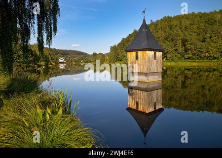 Chiesa nel lago, torre della chiesa guglia nel serbatoio, Nieder-Werbe, Edersee, Assia, Germania Foto Stock