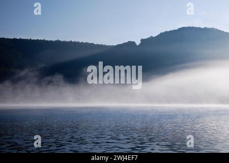 Edertalsperre con ciuffi di nebbia sull'Edersee la mattina presto, Edertal, Assia, Germania, Europa Foto Stock