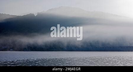 Edertalsperre con ciuffi di nebbia sull'Edersee la mattina presto, Edertal, Assia, Germania, Europa Foto Stock