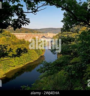 Veduta del fiume Eder con la parete della diga, Edertalsperre, Edertal, Assia, Germania, Europa Foto Stock