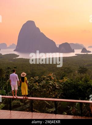 Coppia che guarda l'alba al punto panoramico di Sametnangshe delle montagne nella baia di Phangnga in Thailandia Foto Stock