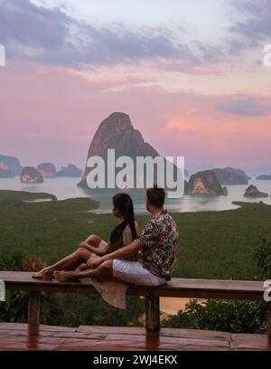 Coppia che guarda l'alba al punto panoramico di Sametnangshe delle montagne nella baia di Phangnga in Thailandia Foto Stock