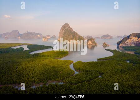 Sametnangshe punto panoramico delle montagne nella baia di Phangnga in Thailandia Foto Stock