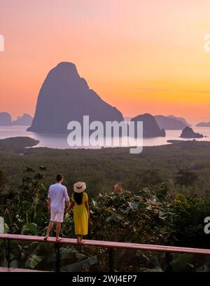 Coppia che guarda l'alba al punto panoramico di Sametnangshe delle montagne nella baia di Phangnga in Thailandia Foto Stock