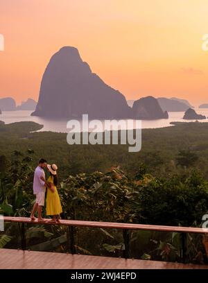 Coppia che guarda l'alba al punto panoramico di Sametnangshe delle montagne nella baia di Phangnga in Thailandia Foto Stock