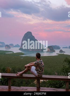 Un uomo che guarda l'alba al punto panoramico di Sametnangshe delle montagne nella baia di Phangnga in Thailandia Foto Stock