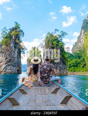 Coppia in barca a coda lunga a Khao Sok Thailand, montagne panoramiche sul lago nel Parco Nazionale di Khao Sok Foto Stock