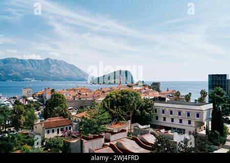 Vista sui tetti delle case moderne della città vecchia di Budva sulla riva del mare. Montenegro Foto Stock