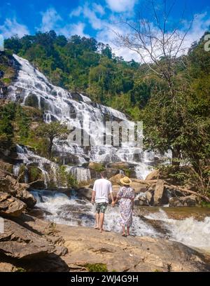 Cascata Mae Ya Parco nazionale Doi Inthanon Thailandia Chiang mai, coppia visita cascata in Thailandia Foto Stock