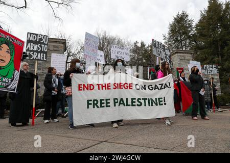 State College, Stati Uniti. 12 febbraio 2024. I manifestanti pro-palestinesi tengono dei cartelli presso i cancelli di Allen Street della Penn State nello State College, Pa. Lunedì 12 febbraio 2024. (Foto di Paul Weaver/Sipa USA) credito: SIPA USA/Alamy Live News Foto Stock