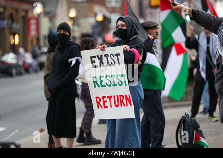 State College, Stati Uniti. 12 febbraio 2024. I manifestanti pro-palestinesi tengono dei cartelli presso i cancelli di Allen Street della Penn State nello State College, Pa. Lunedì 12 febbraio 2024. (Foto di Paul Weaver/Sipa USA) credito: SIPA USA/Alamy Live News Foto Stock